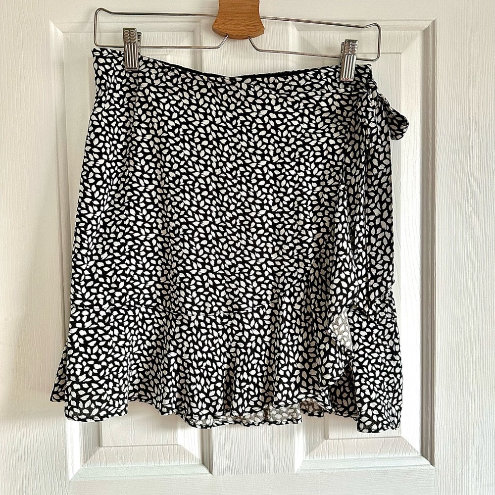 Black and White Leaf Patterned Faux Wrap Women's Mini Skirt